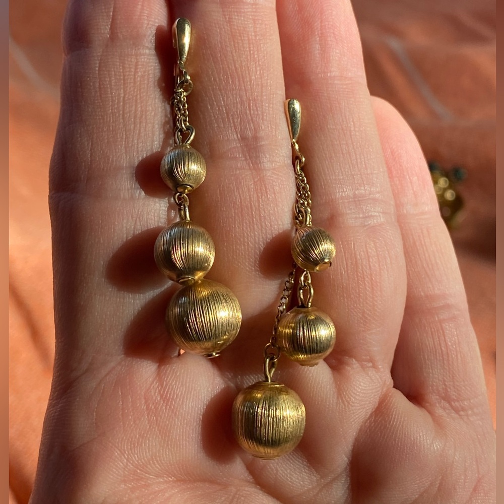 Sparkling VTG Trifari clip on earrings,dangle gold graduated textured spheres